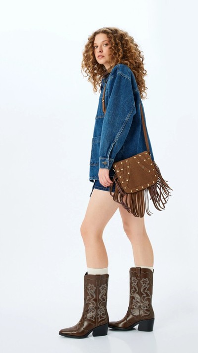 Süet Püsküllü Çapraz Çanta Zımba Detaylı